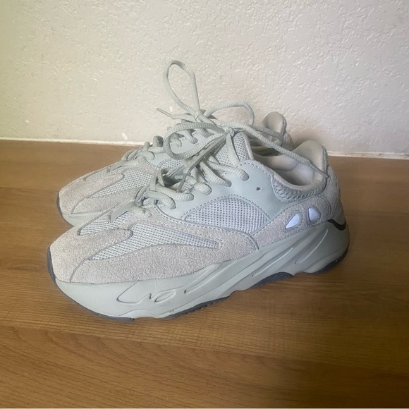 Adidas Yeezy Boost 700 Low Salt Men’s Size 6 Women’s 7.5 EG7487 GRAY - Picture 1 of 9